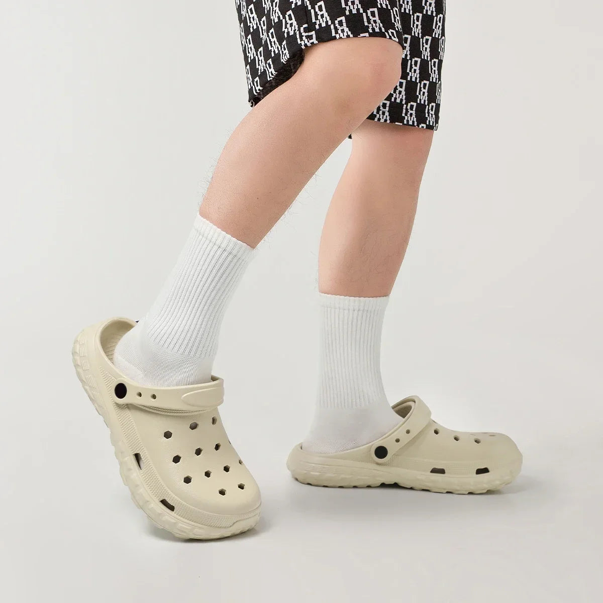 2026 Women and Men's Hole Shoes Summer Non-Slip Outdoor Sandals Closed Toe Shit Feeling Beach Slippers Thick Bottom Soft Bottom