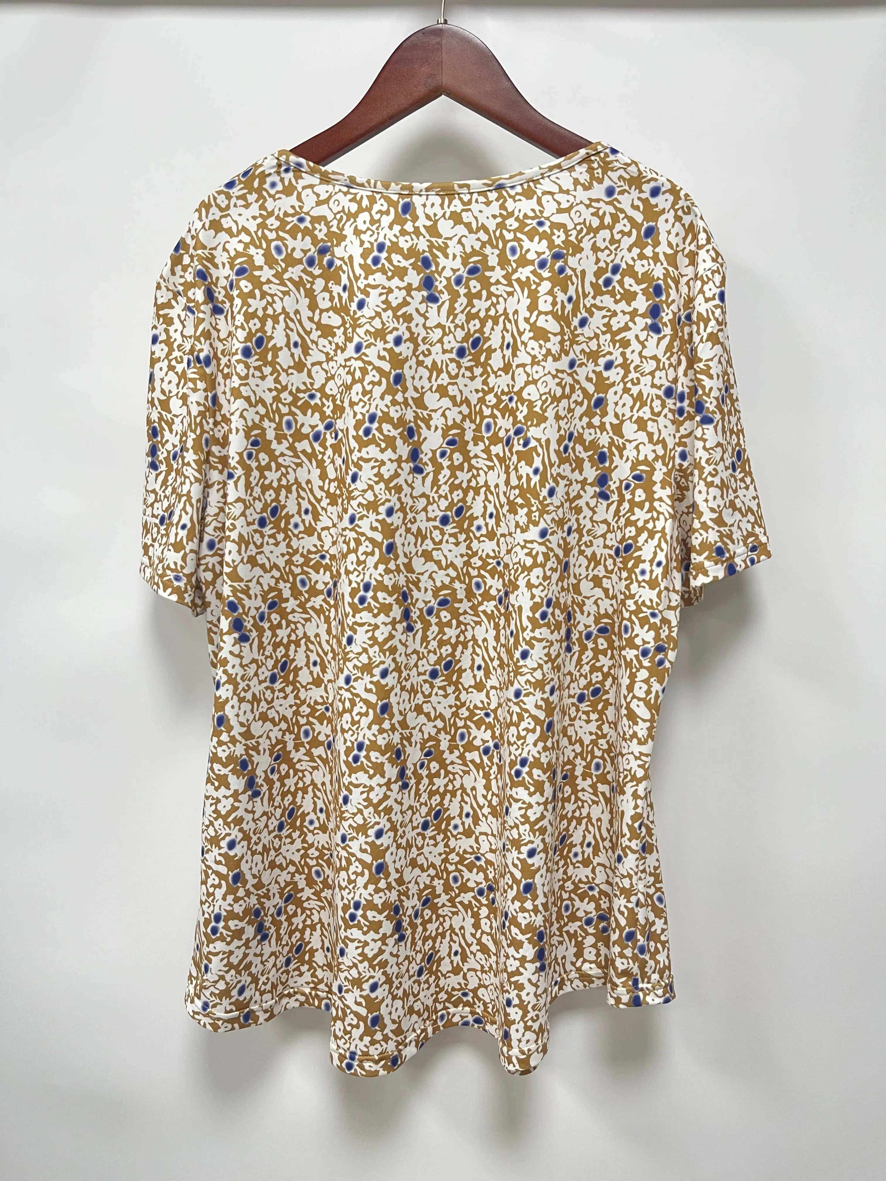 Plus-size spring-summer short-sleeved T-shirt with randomly printed buttons